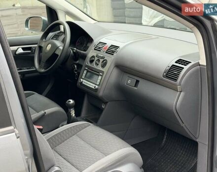 Серый Фольксваген Туран, объемом двигателя 1.6 л и пробегом 251 тыс. км за 6950 $, фото 47 на Automoto.ua