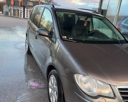 Серый Фольксваген Туран, объемом двигателя 1.9 л и пробегом 250 тыс. км за 7700 $, фото 1 на Automoto.ua