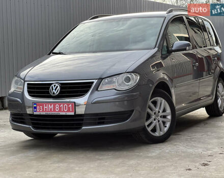 Серый Фольксваген Туран, объемом двигателя 1.6 л и пробегом 217 тыс. км за 8200 $, фото 1 на Automoto.ua