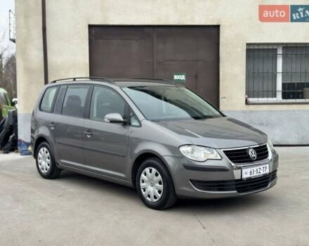 Серый Фольксваген Туран, объемом двигателя 1.6 л и пробегом 232 тыс. км за 7200 $, фото 1 на Automoto.ua