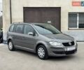Серый Фольксваген Туран, объемом двигателя 1.6 л и пробегом 232 тыс. км за 7200 $, фото 1 на Automoto.ua