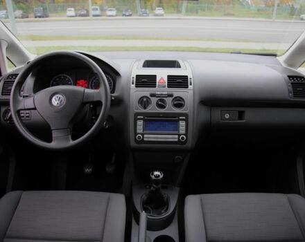 Серый Фольксваген Туран, объемом двигателя 1.6 л и пробегом 218 тыс. км за 8600 $, фото 12 на Automoto.ua