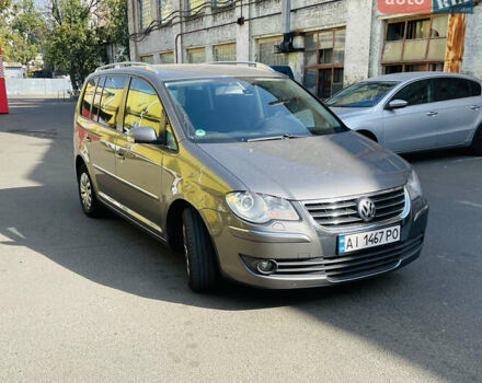 Серый Фольксваген Туран, объемом двигателя 1.39 л и пробегом 220 тыс. км за 4800 $, фото 1 на Automoto.ua