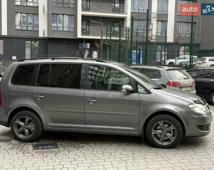 Серый Фольксваген Туран, объемом двигателя 1.9 л и пробегом 282 тыс. км за 6900 $, фото 9 на Automoto.ua