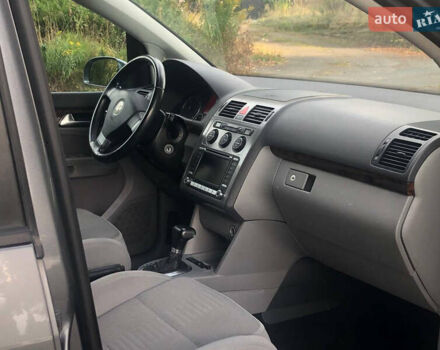 Сірий Фольксваген Туран, об'ємом двигуна 2 л та пробігом 254 тис. км за 6700 $, фото 40 на Automoto.ua