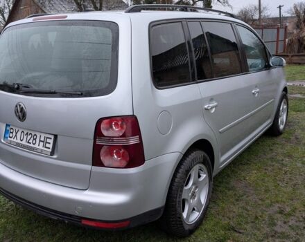 Серый Фольксваген Туран, объемом двигателя 1.4 л и пробегом 211 тыс. км за 5500 $, фото 2 на Automoto.ua