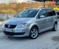Серый Фольксваген Туран, объемом двигателя 2 л и пробегом 330 тыс. км за 6000 $, фото 1 на Automoto.ua