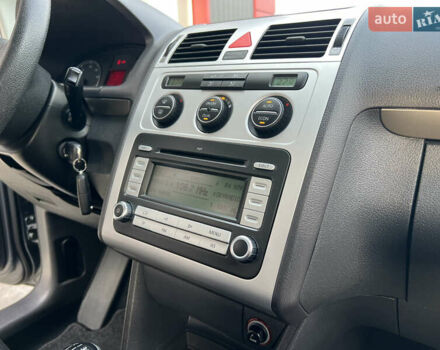 Серый Фольксваген Туран, объемом двигателя 1.6 л и пробегом 217 тыс. км за 8200 $, фото 70 на Automoto.ua