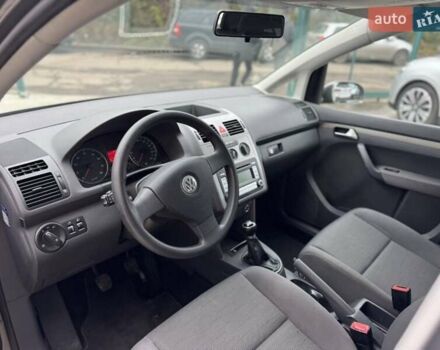 Серый Фольксваген Туран, объемом двигателя 1.6 л и пробегом 232 тыс. км за 7200 $, фото 4 на Automoto.ua