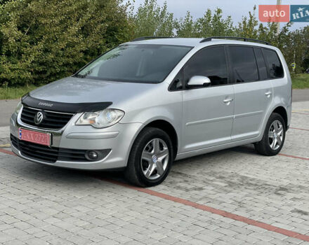 Серый Фольксваген Туран, объемом двигателя 1.9 л и пробегом 263 тыс. км за 7400 $, фото 1 на Automoto.ua