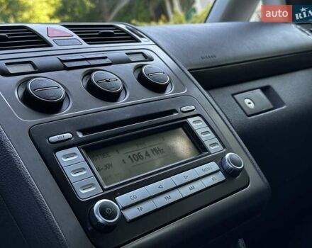 Сірий Фольксваген Туран, об'ємом двигуна 1.6 л та пробігом 230 тис. км за 6750 $, фото 80 на Automoto.ua