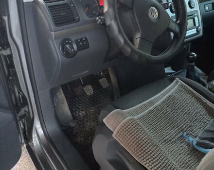 Серый Фольксваген Туран, объемом двигателя 1.9 л и пробегом 250 тыс. км за 7700 $, фото 4 на Automoto.ua