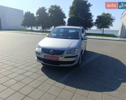 Серый Фольксваген Туран, объемом двигателя 1.6 л и пробегом 237 тыс. км за 6800 $, фото 1 на Automoto.ua