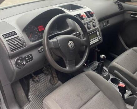 Серый Фольксваген Туран, объемом двигателя 1.6 л и пробегом 225 тыс. км за 6000 $, фото 6 на Automoto.ua