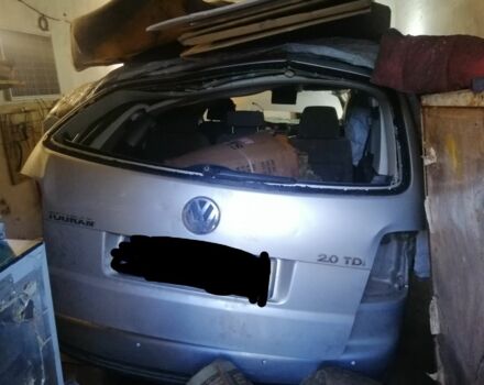 Серый Фольксваген Туран, объемом двигателя 2 л и пробегом 200 тыс. км за 3000 $, фото 2 на Automoto.ua