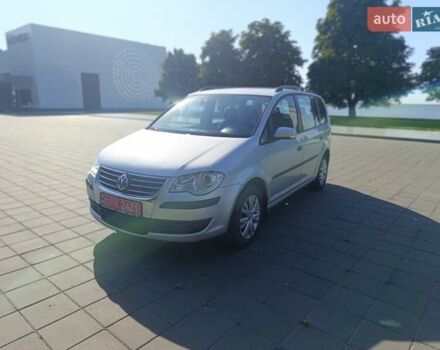 Серый Фольксваген Туран, объемом двигателя 1.6 л и пробегом 237 тыс. км за 6800 $, фото 2 на Automoto.ua
