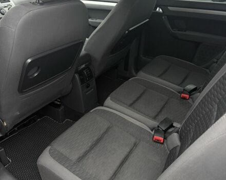 Серый Фольксваген Туран, объемом двигателя 2 л и пробегом 326 тыс. км за 7600 $, фото 6 на Automoto.ua