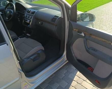 Серый Фольксваген Туран, объемом двигателя 1.9 л и пробегом 340 тыс. км за 8500 $, фото 49 на Automoto.ua