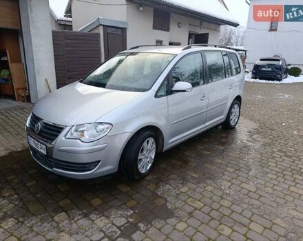 Серый Фольксваген Туран, объемом двигателя 1.6 л и пробегом 264 тыс. км за 8400 $, фото 1 на Automoto.ua