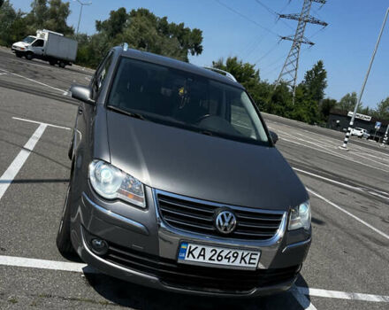 Серый Фольксваген Туран, объемом двигателя 2 л и пробегом 226 тыс. км за 10750 $, фото 1 на Automoto.ua