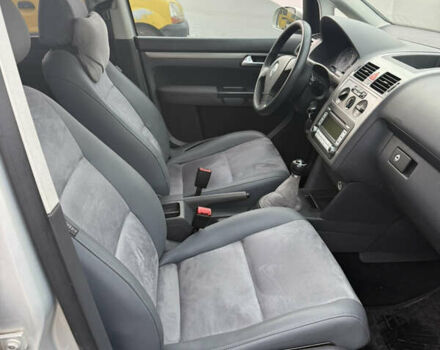 Серый Фольксваген Туран, объемом двигателя 1.9 л и пробегом 344 тыс. км за 6500 $, фото 2 на Automoto.ua