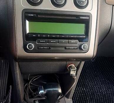 Серый Фольксваген Туран, объемом двигателя 1.4 л и пробегом 317 тыс. км за 7500 $, фото 5 на Automoto.ua