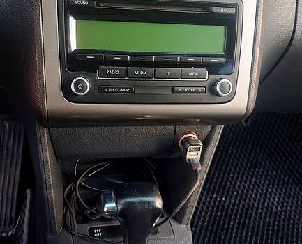 Серый Фольксваген Туран, объемом двигателя 1.4 л и пробегом 317 тыс. км за 7500 $, фото 7 на Automoto.ua