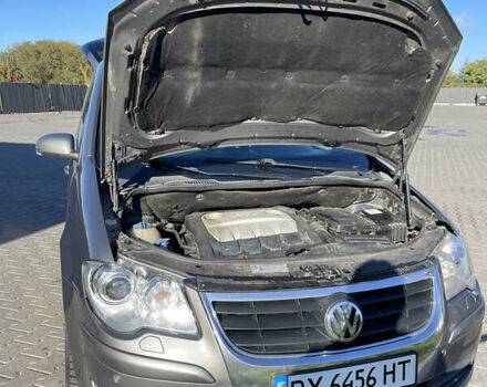 Серый Фольксваген Туран, объемом двигателя 1.97 л и пробегом 280 тыс. км за 8500 $, фото 6 на Automoto.ua