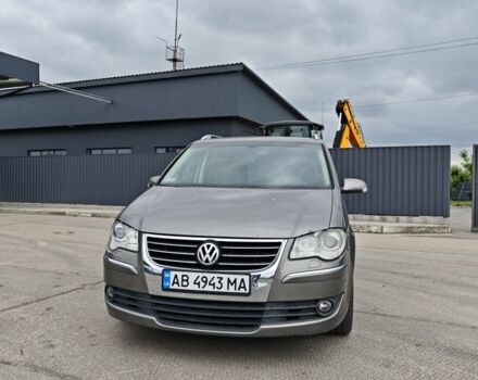 Серый Фольксваген Туран, объемом двигателя 2 л и пробегом 327 тыс. км за 4500 $, фото 1 на Automoto.ua