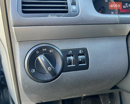 Серый Фольксваген Туран, объемом двигателя 1.4 л и пробегом 188 тыс. км за 6000 $, фото 61 на Automoto.ua