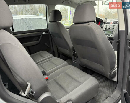 Серый Фольксваген Туран, объемом двигателя 1.9 л и пробегом 235 тыс. км за 7999 $, фото 11 на Automoto.ua