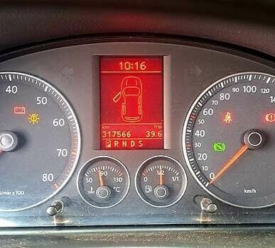 Серый Фольксваген Туран, объемом двигателя 1.4 л и пробегом 317 тыс. км за 7500 $, фото 2 на Automoto.ua