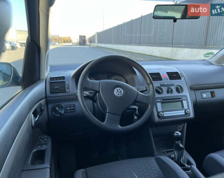 Серый Фольксваген Туран, объемом двигателя 1.4 л и пробегом 188 тыс. км за 6000 $, фото 43 на Automoto.ua