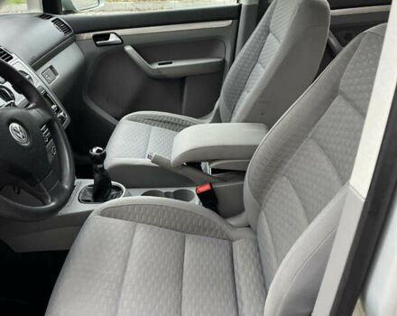 Серый Фольксваген Туран, объемом двигателя 1.6 л и пробегом 211 тыс. км за 7500 $, фото 19 на Automoto.ua