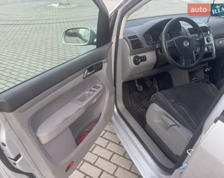 Серый Фольксваген Туран, объемом двигателя 1.6 л и пробегом 238 тыс. км за 6700 $, фото 8 на Automoto.ua