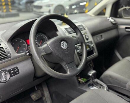 Серый Фольксваген Туран, объемом двигателя 2 л и пробегом 326 тыс. км за 7800 $, фото 7 на Automoto.ua