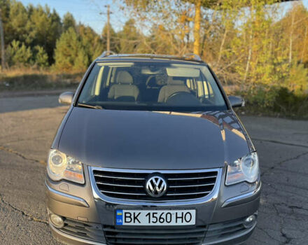 Серый Фольксваген Туран, объемом двигателя 1.39 л и пробегом 196 тыс. км за 7700 $, фото 4 на Automoto.ua