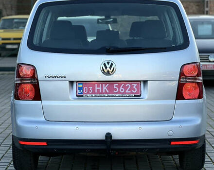 Серый Фольксваген Туран, объемом двигателя 1.4 л и пробегом 175 тыс. км за 7500 $, фото 4 на Automoto.ua