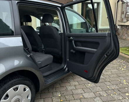 Серый Фольксваген Туран, объемом двигателя 1.6 л и пробегом 210 тыс. км за 7350 $, фото 29 на Automoto.ua