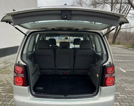 Серый Фольксваген Туран, объемом двигателя 1.6 л и пробегом 211 тыс. км за 7500 $, фото 21 на Automoto.ua