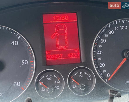 Серый Фольксваген Туран, объемом двигателя 1.98 л и пробегом 303 тыс. км за 7800 $, фото 8 на Automoto.ua