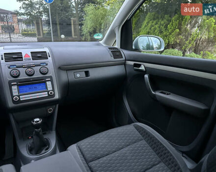 Серый Фольксваген Туран, объемом двигателя 1.6 л и пробегом 211 тыс. км за 7450 $, фото 43 на Automoto.ua