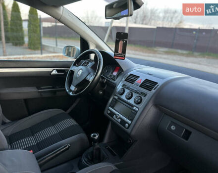 Серый Фольксваген Туран, объемом двигателя 1.6 л и пробегом 236 тыс. км за 8200 $, фото 42 на Automoto.ua