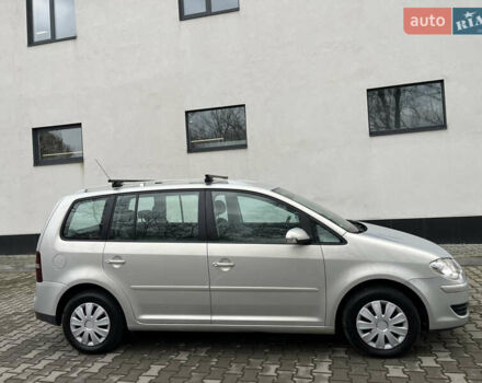 Серый Фольксваген Туран, объемом двигателя 1.6 л и пробегом 211 тыс. км за 7500 $, фото 8 на Automoto.ua