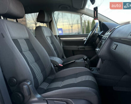 Серый Фольксваген Туран, объемом двигателя 1.6 л и пробегом 236 тыс. км за 8200 $, фото 43 на Automoto.ua