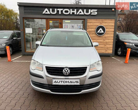 Серый Фольксваген Туран, объемом двигателя 1.9 л и пробегом 235 тыс. км за 7999 $, фото 1 на Automoto.ua