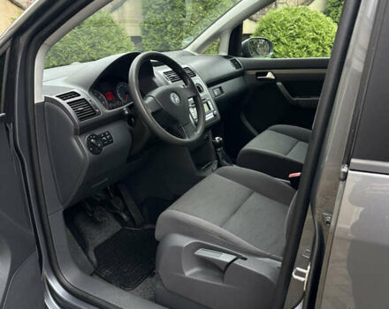 Серый Фольксваген Туран, объемом двигателя 1.6 л и пробегом 210 тыс. км за 7350 $, фото 24 на Automoto.ua