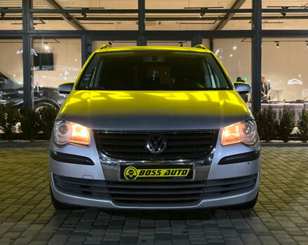 Серый Фольксваген Туран, объемом двигателя 1.9 л и пробегом 229 тыс. км за 8600 $, фото 1 на Automoto.ua