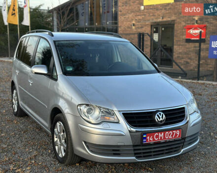 Серый Фольксваген Туран, объемом двигателя 1.6 л и пробегом 236 тыс. км за 8200 $, фото 1 на Automoto.ua
