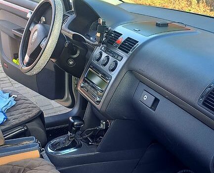 Серый Фольксваген Туран, объемом двигателя 1.4 л и пробегом 317 тыс. км за 7500 $, фото 5 на Automoto.ua